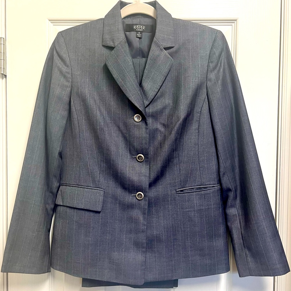 Fashionable 2pc Kasper pant suit